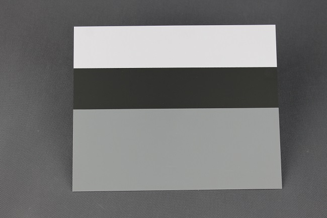Šedá karta na vyvážení bílé barvy - 3v1 20,5x25cm