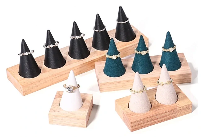 Stojánek, dekolt aranžovací sametový prst 1x bílý