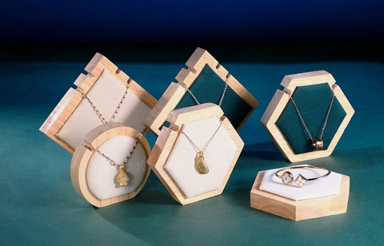 Dekolt, stojánek, stojan na šperky octagon bílý