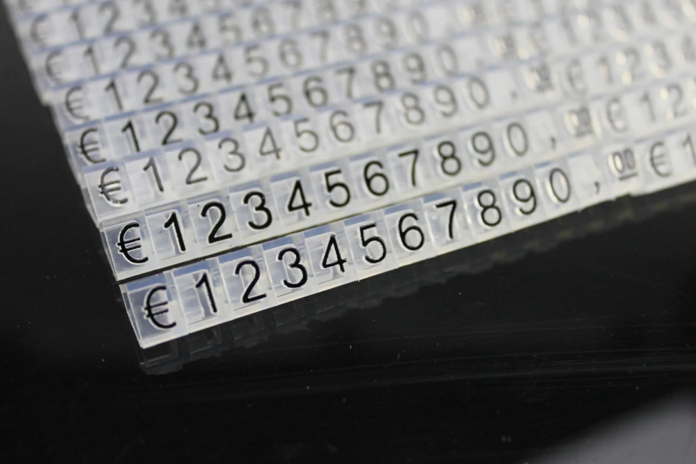Plastové cenovky černé, průhledné 6x9mm 20x řada €