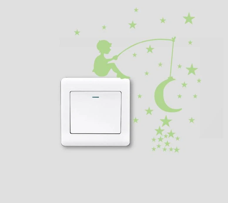 Svíticí samolepka na zeď – Chlapec s měsícem a hvězdami