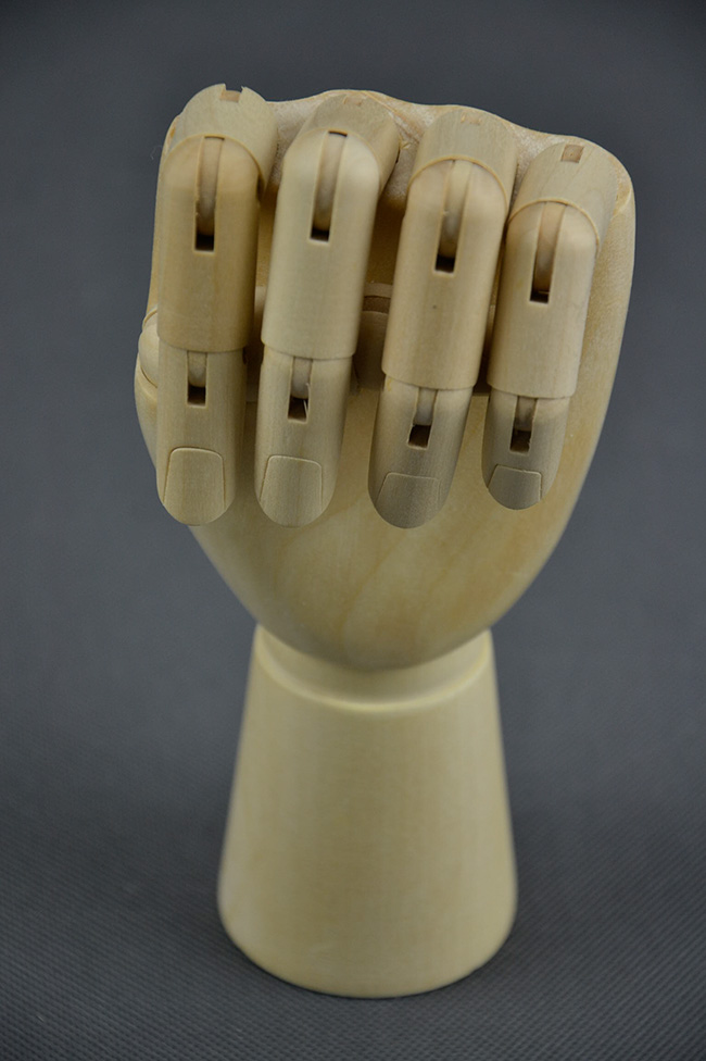 Dřevěný model ruky menší
