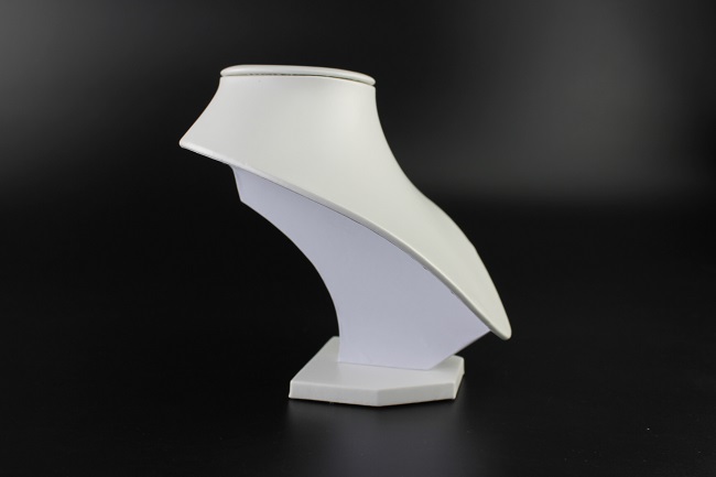 Dekolt na šperky výška 18cm bílý slonová kost