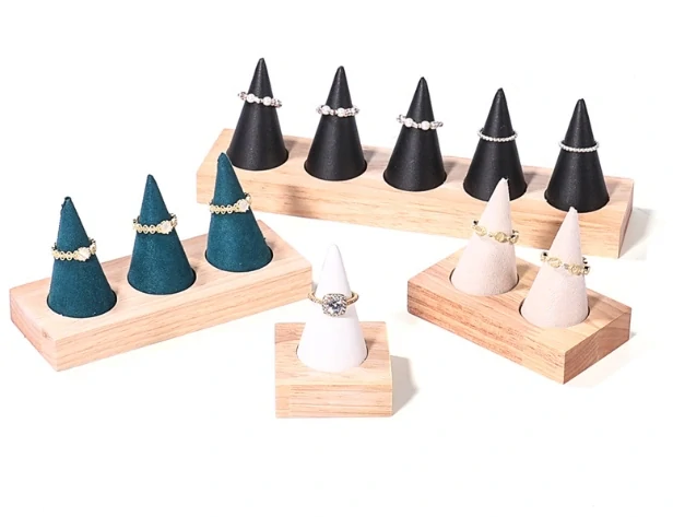 Stojánek, dekolt aranžovací sametový prst 1x bílý