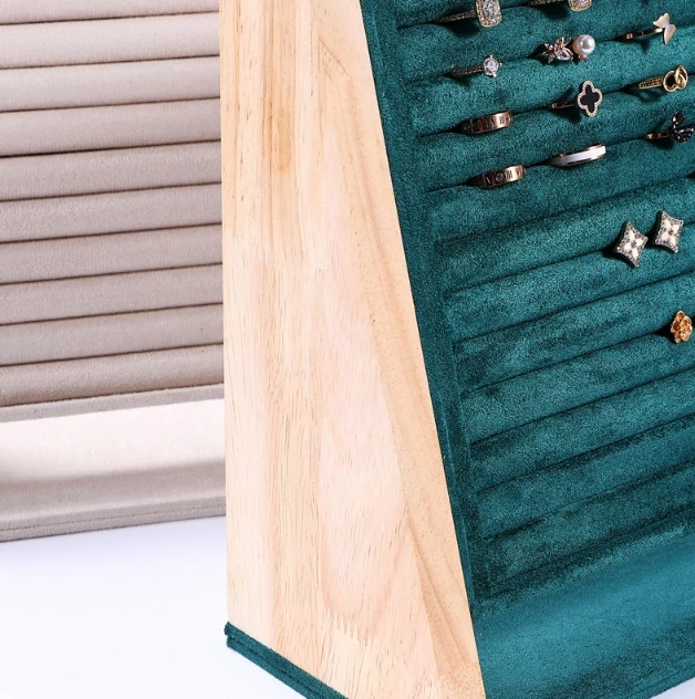 Stojánek, stojan, dekolt na prstýnky a naušnice zelený