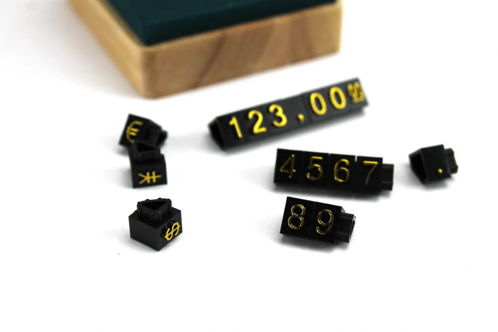 Plastové cenovky zlatý prolis 6x9mm 20x řada €,$,¥