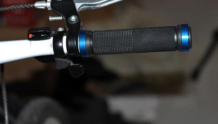 Cyklistické gripy s hliníkovou uzamykací objímkou (černé) – 1 pár