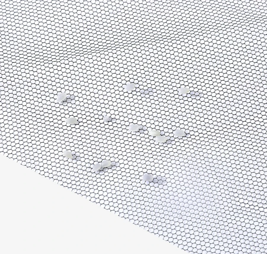 Nastavitelná síť do okna proti hmyzu 130 × 150 cm – černá