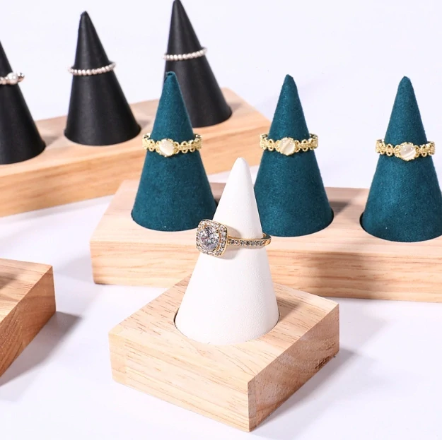 Stojánek, dekolt aranžovací sametový prst 1x bílý