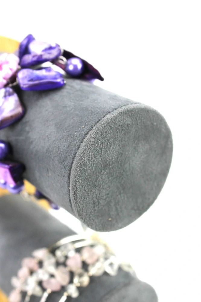 Stojánek, dekolt na náramky 3 řady šedý