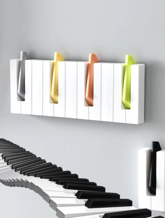 Držák se čtyřmi háčky, piano věšák černo bílý