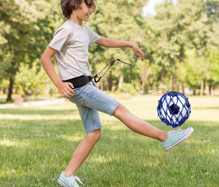 Fotbalový trenažér s pásem na tělo a elastickým lanem (modrý)