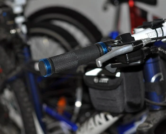 Cyklistické gripy s hliníkovou uzamykací objímkou (černé) – 1 pár