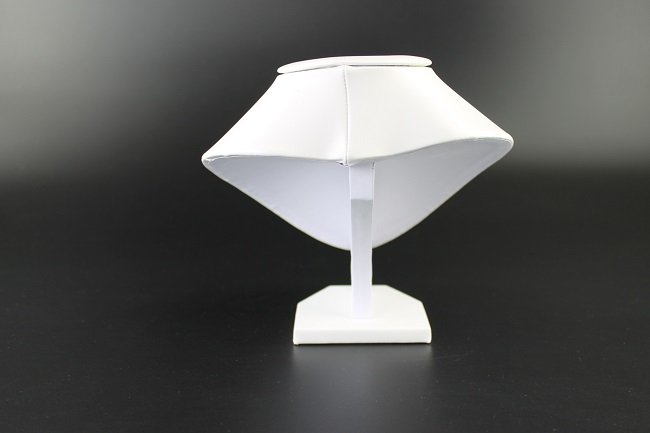 Dekolt na šperky výška 18cm bílý slonová kost