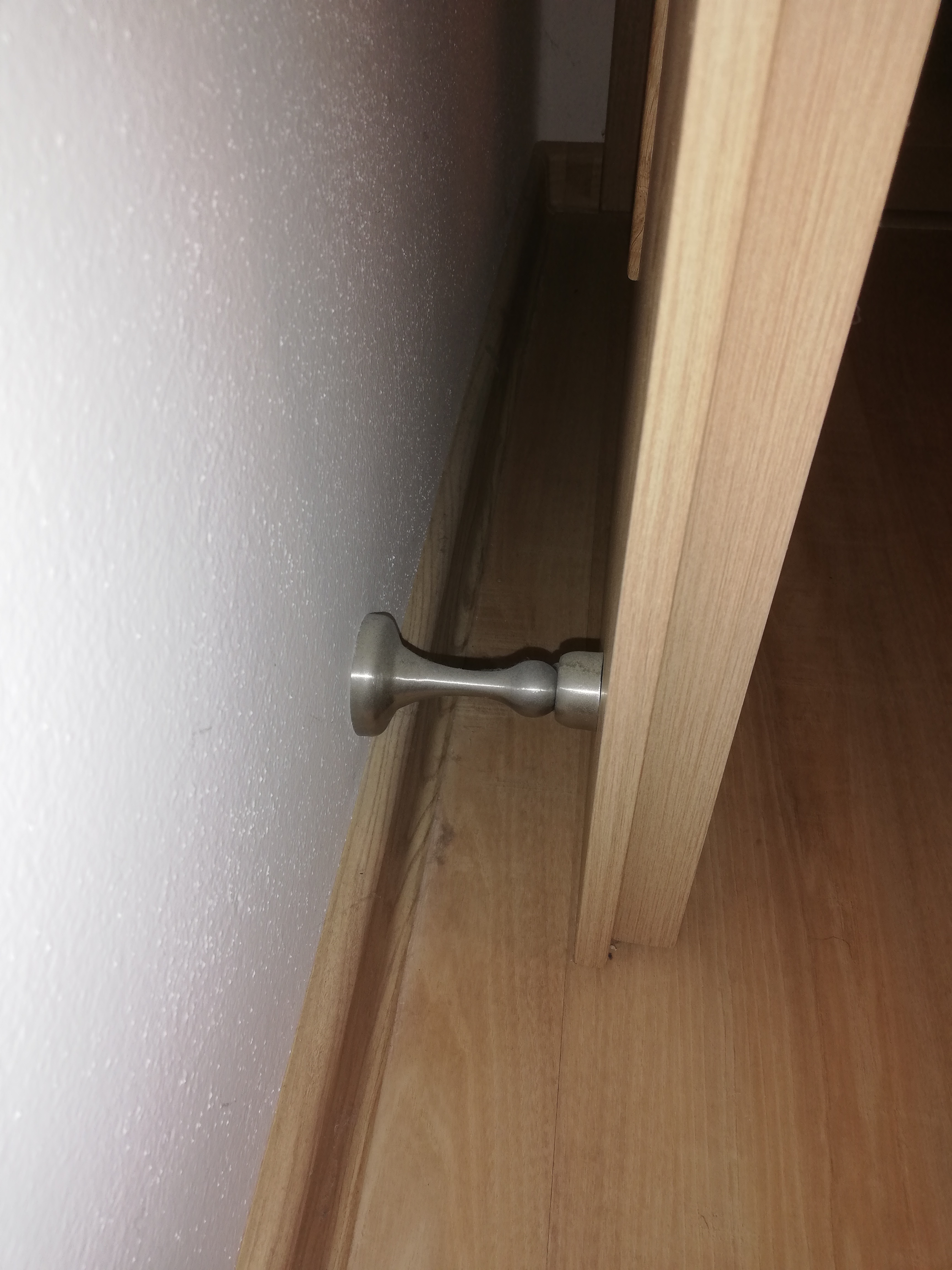 Dveřní zarážka na zeď 95mm magnetická