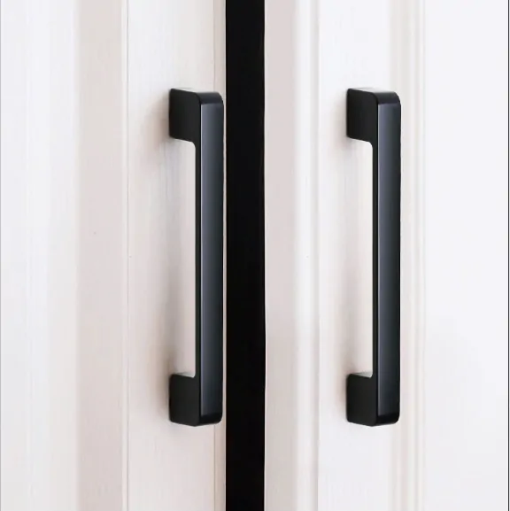 Nábytková úchytka 200mm 9013 černá