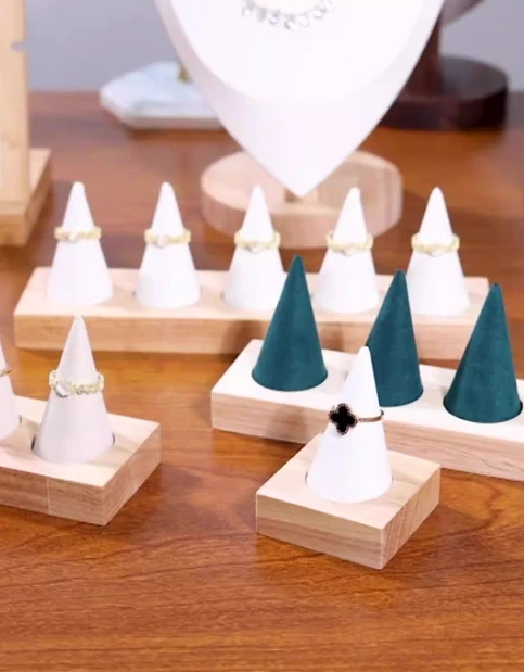 Stojánek, dekolt aranžovací sametový prst 1x bílý