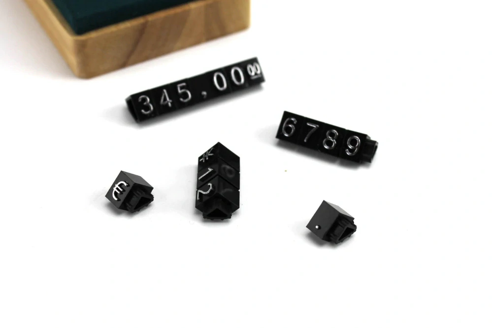 Plastové cenovky stříbrný prolis 6x9mm 20x řada €,$,¥