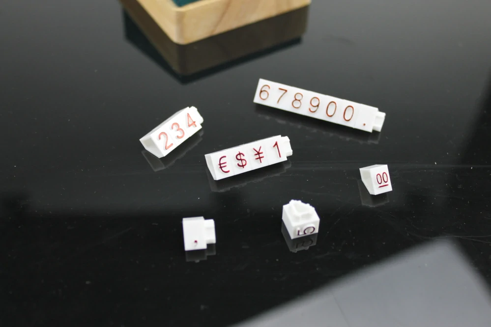 Plastové cenovky červené, bílé 6x9mm 20x řada €,$,¥