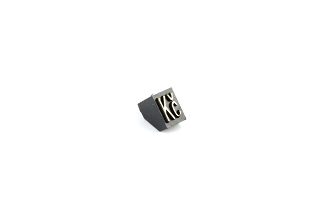 Plastové cenovky zlatý prolis 6x9mm 1x řada Kč