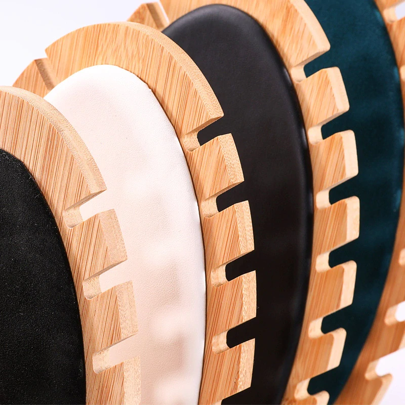 Dekolt, stojánek, stojan na šperky oválný bílý