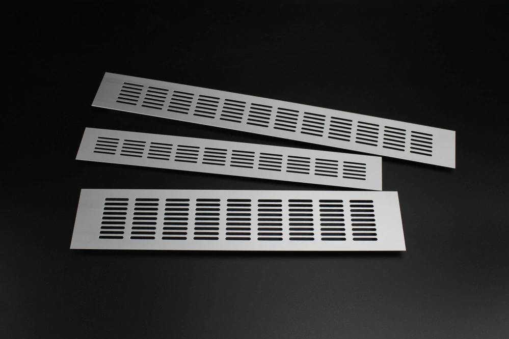 Hliníková větrací mřížka 300 x 60mm 1ks