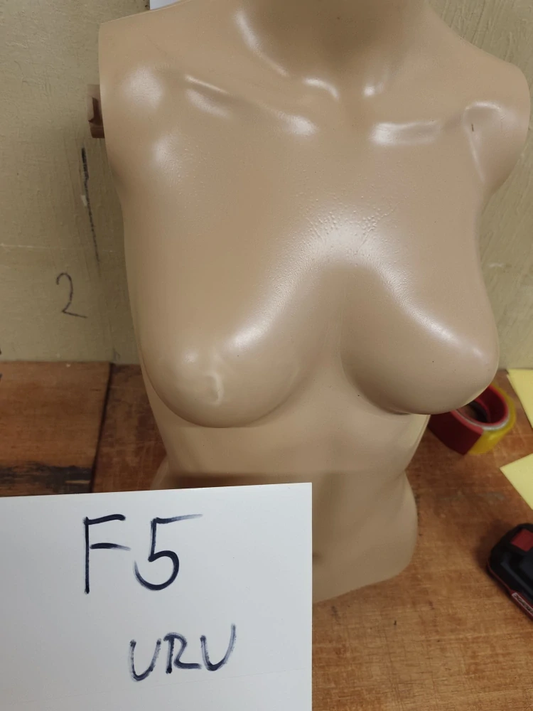  URU Dámská figurína, manekýna v tělové barvě  F5